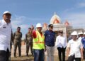 Bupati Agam Andri Warman sedang meninjau pembangunan masjid, Rabu (22/11/2023) siang. (Foto: Dok Diskominfo Agam)