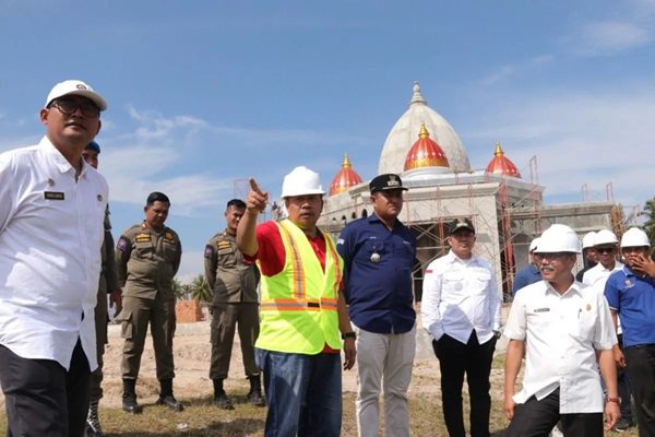 Tiru Bukittinggi, Agam Jadikan Masjid Sirah jadi Ikon Daerah 1 Bupati Agam Andri Warman sedang meninjau pembangunan masjid, Rabu (22/11/2023) siang. (Foto: Dok Diskominfo Agam)