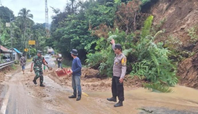 Jalan Lintas Bukittinggi-Medan Sempat Longsor, Polisi: Sudah Bisa Dilintasi Kembali 1 Polisi dan TNI saat mengamankan lokasi kejadian longsor di Jalan lintas Bukittinggi-Medan (Foto: Dok. Antara/Al Fatah)