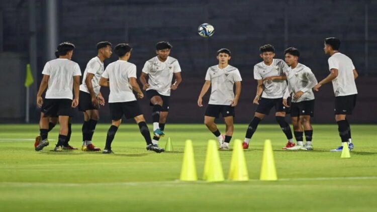 Amar Brkic (tengah) saat mengikuti sesi latihan resmi bersama para punggawa Tim Nasional Indonesia U-17 di Stadion Gelora 10 November, Tambaksari, Surabaya, Kamis (9/11/2023). (ANTARA FOTO/Aditya Pradana Putra.)