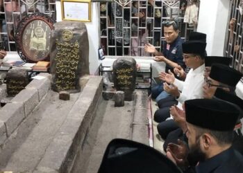 Bakal calon presiden Anies Baswedan melakukan ziarah ke makam Syekh Burhanuddin di Kabupaten Padang Pariaman, Senin, (1/11/2023) siang. (Foto: Dok. ANTARA/Muhammad Zulfikar)