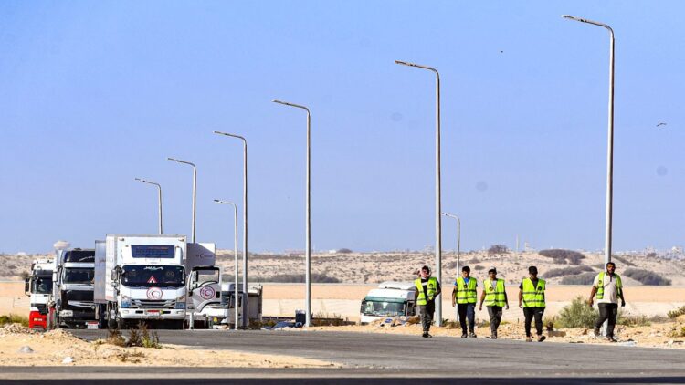 Sejumlah petugas Bulan Sabit Merah (MER-C) berjalan untuk mengangkut barang bantuan kemanusiaan yang akan diberikan untuk warga Palestina di kawasan Mesir, Senin (6/11/2023). ANTARA FOTO/Muhammad Adimaja/aww.