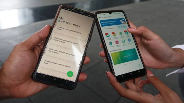 Kemenkes Rencanakan Pengguna Bisa Dapat Obat Gratis di Fitur Aplikasi SatuSehat 1 Warga mengakses aplikasi PeduliLindungi menjadi SatuSehat Mobile di Jakarta, Selasa (28/2/2023). Kementerian Kesehatan (Kemenkes) akan mengubah aplikasi PeduliLindungi menjadi SatuSehat Mobile pada 1 Maret 2023. (ANTARA FOTO/Reno Esnir/rwa)