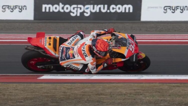 Pembalap Repsol Honda Marc Marquez memacu motornya pada balapan MotoGP seri ke-15 di Pertamina Mandalika International Street Circuit, Lombok Tengah, NTB, Minggu (15/10/2023). ANTARA FOTO/Wahyu Putro A/nz