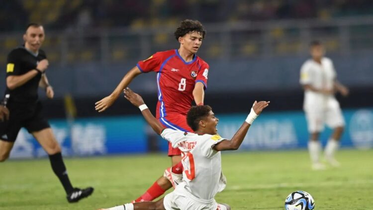 Panama Siap Hadapi Timnas di Laga Kedua Grup A Piala Dunia U-17 1 Pesepak bola Timnas Panama Aldair Marta (atas) berebut bola dengan pesepak bola timnas Maroko Mohamed Amine Katiba saat laga babak penyisihan Grup A Piala Dunia U-17 2023 di Stadion Gelora Bung Tomo, Surabaya, Jawa Timur, Jumat (10/11/2023). ANTARA FOTO/Aditya Pradana Putra/aww.