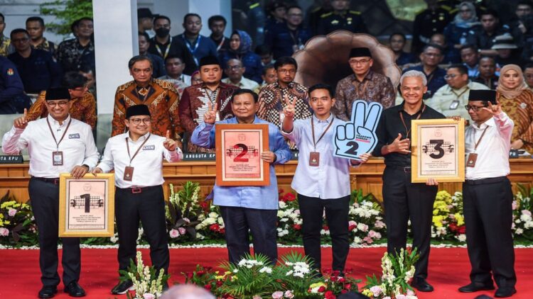 Pasangan Capres dan Cawapres dari Koalisi Perubahan Anies Baswedan dan Muhaimin Iskandar mendapat nomor urut satu, untuk pasangan Capres dan Cawapres dari koalisi Indonesia Maju Prabowo Subianto dan Gibran Rakabuming Raka mendapatkan nomor urut dua sedangkan untuk pasangan Capres dan Cawapres Ganjar Pranowo dan Mahfud Md mendapat nomor urut tiga. ANTARA FOTO/Galih Pradipta
