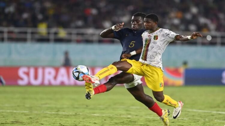 Pesepak bola Timnas Prancis Joachim Kayi Sanda (kiri) berebut bola dengan pesepak bola Timnas Mali Ibrahim Kanate pada pertandingan semi final Piala Dunia U-17 2023 di Stadion Manahan, Solo, Jawa Tengah, Selasa (28/11/2023). ANTARA FOTO/Mohammad Ayudha/nym. (ANTARA FOTO/MOHAMMAD AYUDHA)