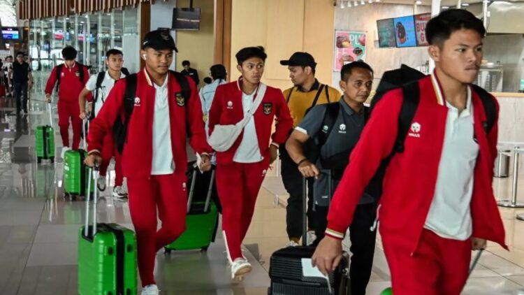 Sejumlah pesepak bola Timnas Indonesia U-17 berjalan menuju pintu masuk ke pesawat tujuan Surabaya di Bandara Soekarno Hatta, Tangerang, Banten, Jumat (3/11/2023). ANTARA FOTO/Sulthony Hasanuddin/tom.