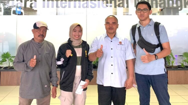 Atlet Binaan FKKSPG Perkuat Sumbar di POMNAS XVIII 2023 Kalsel 1 Atlet Tennis binaan FKKSPG Fikratuz Zakiah (dua dari kiri) foto bersama dengan keluarga di BIM sesaat sebelum berangkat menuju POMNAS KE-XVIII Kalimantan Selatan. (dok. Humas)