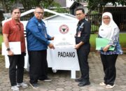 Semen Padang Serahkan Bantuan 1 Unit Kontainer Sampah ke DLH