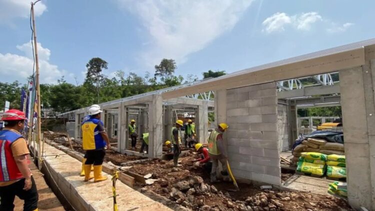 Kemenkeu Resmi Berlakukan Insentif PPN Pembelian Rumah Komersil 1 Pekerja di perumahan relokasi tahap III di Desa Babakankaret, Kecamatan Cianjur, Kabupaten Cianjur, Jawa Barat, bekerja non stop agar pembangunan 190 rumah tuntas sebelum akhir tahun.(ANTARA/Ahmad Fikri). (Ahmad Fikri)