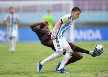 Pesepak bola Timnas Argentina Gustavo Albarracin (depan) berebut bola dengan pesepak bola Timnas Jerman Winners Osawe pada pertandingan semifinal Piala Dunia U-17 2023 di Stadion Manahan, Solo, Jawa Tengah, Selasa (28/11/2023). (Foto: Dok. ANTARA FOTO/Akbar Nugroho Gumay/nym)