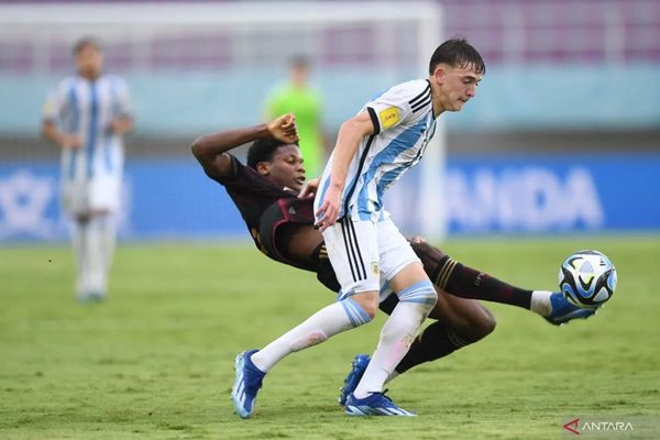Timnas Jerman U-17 Melaju ke Final usai Singkirkan Argentina 1 Pesepak bola Timnas Argentina Gustavo Albarracin (depan) berebut bola dengan pesepak bola Timnas Jerman Winners Osawe pada pertandingan semifinal Piala Dunia U-17 2023 di Stadion Manahan, Solo, Jawa Tengah, Selasa (28/11/2023). (Foto: Dok. ANTARA FOTO/Akbar Nugroho Gumay/nym)