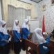 Pelajar SMP 6 Bukittinggi saat mewawancarai kepala sekolah dalam kegiatan Sekolah Jurnalis dan Podcast (Foto: Dok. Antara/Al Fatah)