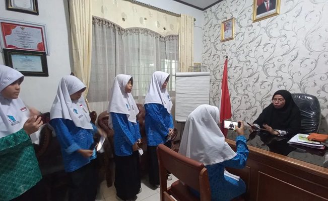 SMP di Bukittinggi Ini Buka Kelas Jurnalistik 1 Pelajar SMP 6 Bukittinggi saat mewawancarai kepala sekolah dalam kegiatan Sekolah Jurnalis dan Podcast (Foto: Dok. Antara/Al Fatah)