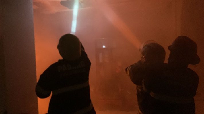 Kebakaran Rumah di Padang, Kerugian Rp1 Miliar 1 Kebakaran rumah terjadi di kawasan Pegambiran, Kecamatan Lubuk Begalung pada Kamis (23/11/2023) dini hari. (Foto: Dok. Dinas Damkar Padang)