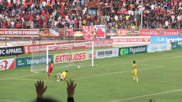 gol ketiga Semen Padang FC oleh Kenneth Ngwoke