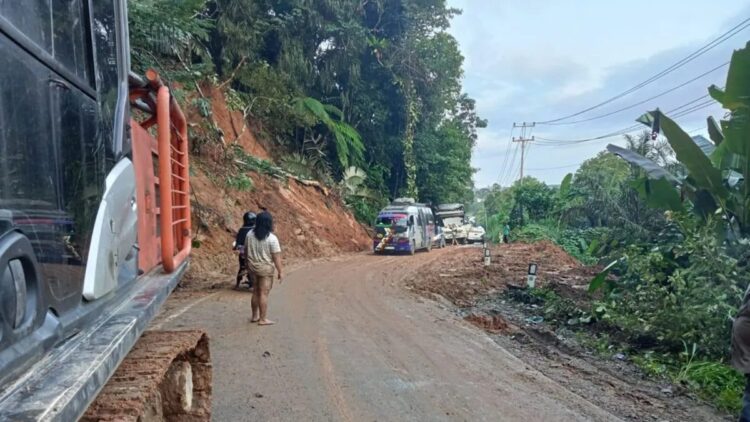Sempat Terputus Karena Longsor, Akses Jalan Pasbar-Sumut Sudah Bisa Dilalui 1 Sejumlah kendaraan telah melintasi titik longsor yang telah bisa dilalui kendaraan di jalan lintas provinsi tepatnya di Muara Mais, Nagari Batahan, Kecamatan Ranah Batahan yang menghubungkan ke Kabupaten Mandailing Natal Sumatera Utara. Sabtu (4/11/2023) pagi ini, akses transportasi telah lancar. (ANTARA/HO-Dinas PUPR Pasaman Barat)