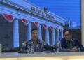 Juru Bicara Kementerian Luar Negeri RI Lalu Muhamad Iqbal (kiri) menyampaikan keterangan pers di Jakarta pada Jumat (13/10/2023). (ANTARA/Yashinta Difa)