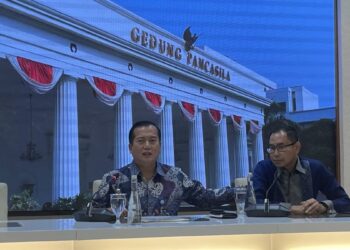 Juru Bicara Kementerian Luar Negeri RI Lalu Muhamad Iqbal (kiri) menyampaikan keterangan pers di Jakarta pada Jumat (13/10/2023). (ANTARA/Yashinta Difa)