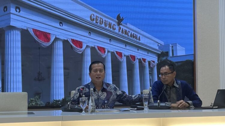 Fasilitas Kemanusiaan di Gaza Diserang, Indonesia Kutuk Israel! 1 Juru Bicara Kementerian Luar Negeri RI Lalu Muhamad Iqbal (kiri) menyampaikan keterangan pers di Jakarta pada Jumat (13/10/2023). (ANTARA/Yashinta Difa)