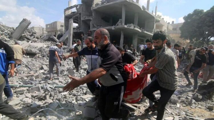 Putus Hubungan dengan Netanyahu, Turki Bawa Israel ke Mahkamah Pidana Internasional 1 Arsip - Sejumlah warga mengangkut para korban dari sebuah gedung yang hancur akibat serangan Israel di Kota Rafah di Jalur Gaza bagian selatan, Selasa (17/10/2023). (ANTARA/Xinhua/Khaled Omar/tm/am.)