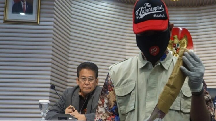 KPK Belum Terima Keppres Pemberhentian Sementara Firli Bahuri 1 Wakil Ketua KPK Johanis Tanak (kiri) saat menghadiri saat konferensi pers pengungkapan dugaan kasus suap proyek pengadaan jalan provinsi Kalimantan Timur, di Gedung Merah Putih KPK, Jakarta, Sabtu dini hari (25/11/2023). (ANTARA/Aprillio Abdullah Akbar)