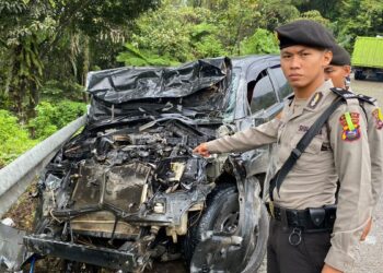 Kecelakaan beruntun di Sitinjau Lauik pada Selasa (14/11/2023) pagi. (Foto: Dok. Polsek Lubuk Kilangan)