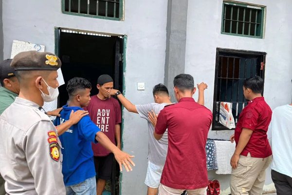 Razia di Lapas Lubuk Basung, Ini Hasilnya 1 Petugas Lepas Kelas IIB Lubuk Basung menggeledah warga binaan, Kamis (16/11). (Foto: Dok Lapas Lubuk Basung)