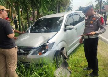 Anggota Satlantas Polres Agam sedang berada di tempat kejadian perkara kecelakaan. (Dok Polres Agam)