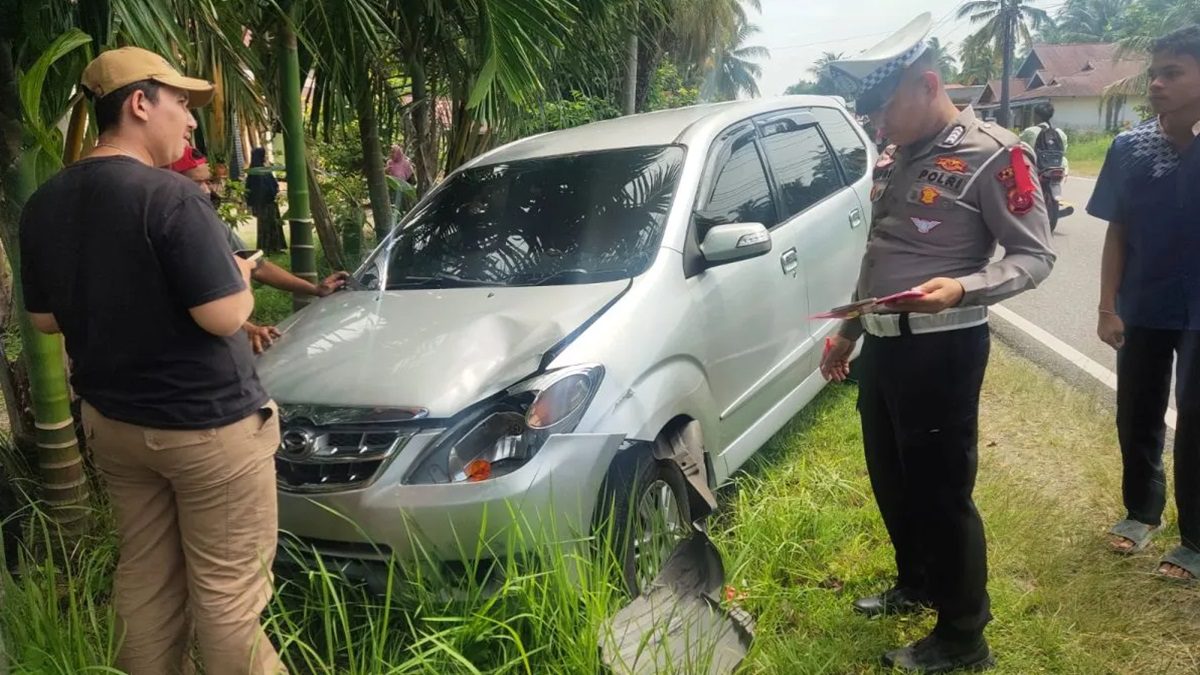 Anggota Satlantas Polres Agam sedang berada di tempat kejadian perkara kecelakaan. (Dok Polres Agam)