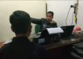 Remaja Pelaku Tawuran Kabur dari Penitipan Dinsos Padang dan Curi Uang Rumah Makan, Ditangkap di Kampung Halaman 2 Polisi memeriksa remaja terduga pelaku pencurian uang di rumah makan ikan bakar Khatib Sulaiman. (Foto: Dok. Polsek Padang Utara)