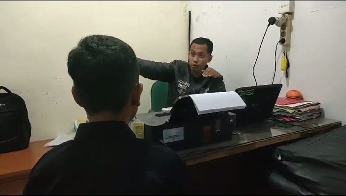 Remaja Pelaku Tawuran Kabur dari Penitipan Dinsos Padang dan Curi Uang Rumah Makan, Ditangkap di Kampung Halaman 1 Polisi memeriksa remaja terduga pelaku pencurian uang di rumah makan ikan bakar Khatib Sulaiman. (Foto: Dok. Polsek Padang Utara)