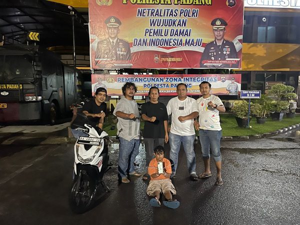 Feri Perek Ditangkap Polisi, Curi Ponsel dan Motor di Padang 1 Feri Perek ditangkap Tim Klewang Polresta Padang kerna diduga terlibat dalam kasus pencurian motor dan ponsel. (Foto: Dok. Polresta Padang)