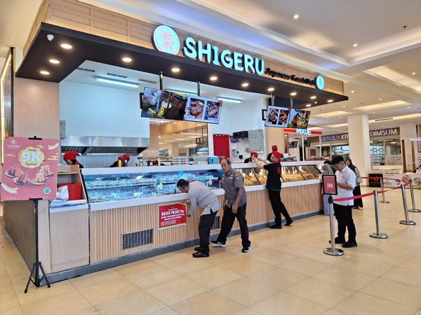 3 Usaha di Transmart Padang Ditindak Bapenda, Diduga Lalai Pajak 1 Sal;ah satu usaha yang diduga lalai pajak ditertibkan Bapenda Padang di Transmart, (Foto: Dok. Prokopim)