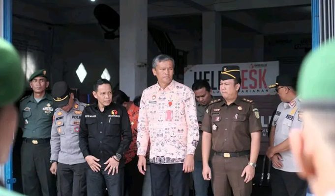 Pj Wali Kota Pariaman Minta Jajaran Buka APK Sesuai Aturan 1 Penjabat (Pj) Wali Kota Pariaman, Roberia (tengah) pada apel gabungan dan pelepasan personel APK dan APS di Kantor Bawaslu Pariaman. (Foto: Dok. Antara/HO-Diskominfo Pariaman )