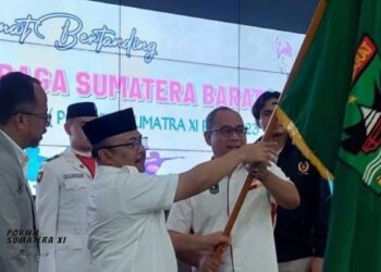 Prosesi pelepasan atlet Sumbar yang akan berlaga dalam Porwil XI di Riau sekaligus sebagai ajang seleksi menuju PON XXI di Aceh. (Dok. Dispora Sumbar)