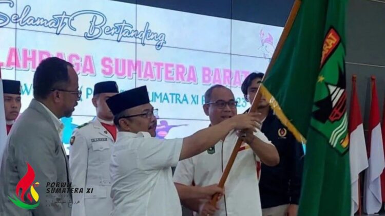 Sumbar Kirimkan 227 Atlet ke Porwil XI di Riau, Targetnya Juara Umum 1 Prosesi pelepasan atlet Sumbar yang akan berlaga dalam Porwil XI di Riau sekaligus sebagai ajang seleksi menuju PON XXI di Aceh. (Dok. Dispora Sumbar)