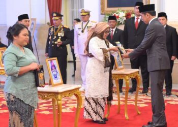 Presiden Jokowi pada Penganugerahan Gelar Pahlawan Nasional Tahun 2023, di Istana Negara, Jakarta, Jumat (10/11/2023). (Humas Setkab/Agung)