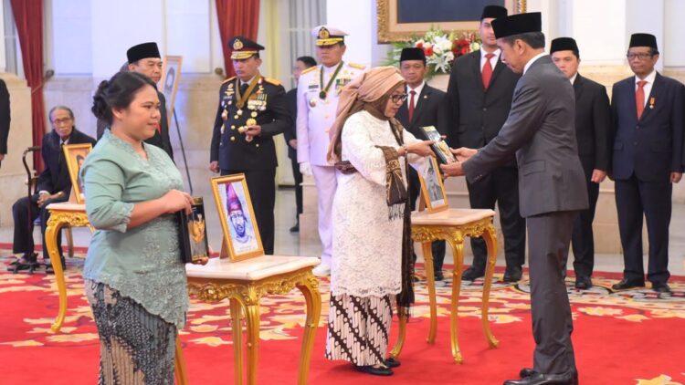 Presiden Jokowi pada Penganugerahan Gelar Pahlawan Nasional Tahun 2023, di Istana Negara, Jakarta, Jumat (10/11/2023). (Humas Setkab/Agung)