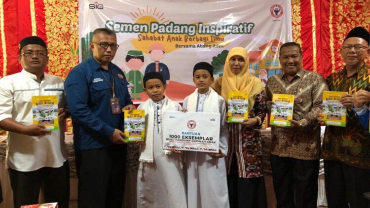 Ditulis Dua Siswa SD, Semen Padang Bantu Penerbitan Buku Inspiratif "Panduan Dakwah Anak Abang Adek" 1 penyerahan buku Dakwah Anak Abang Adek
