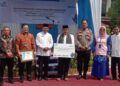 Penyerahan dana Tanggung Jawab Sosial Lingkungan dari PLN UID Sumbar ke SMKN 1 Sumbar berupa renovasi laboratorium dan 30 komputer. (Foto: Dok. Radarsumbar.com)