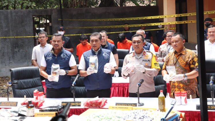 Polisi mengamankan peredaran narkoba modus keripik pisang. (dok. Divhumas Polri)