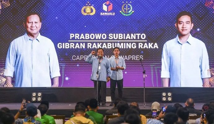 TKN: Prabowo Subianto Masih Jalankan Tugas Negara di Masa Awal Kampanye 1 Capres-Cawapres nomor urut 2 Prabowo Subianto (kiri) dan Gibran Rakabuming Raka (kanan) memberi sambutan dalam Rapat Kordinasi Nasional (Rakornas) Penegakan Hukum Terpadu (Gakkumdu) di Jakarta, Senin (27/11/2023). (Foto: Dok. ANTARA FOTO/Galih Pradipta/YU/aa)