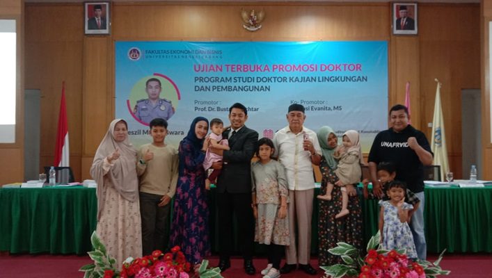 Sah! Aipda Reszil Murtesiswara jadi Polisi Bintara Bergelar Doktor Pertama di Sumbar 2 Dr Aipda Reszil Murtesiswara bersama keluarga usai sidang promosi terbuka. (Foto: Dok. Muhammad Aidil)