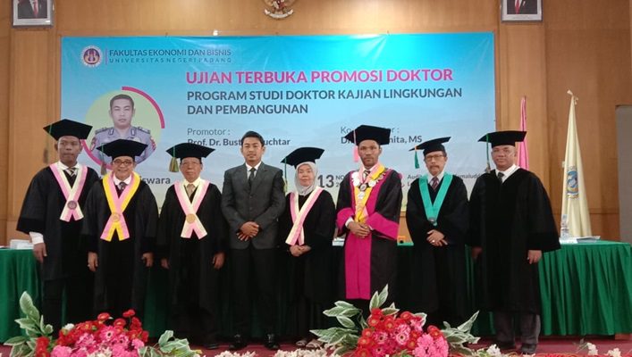 Sah! Aipda Reszil Murtesiswara jadi Polisi Bintara Bergelar Doktor Pertama di Sumbar 1 Sidang terbuka promosi gelar Doktor kepada Aipda Reszil Murtesiswara. (Foto: Dok. Muhammad Aidil)