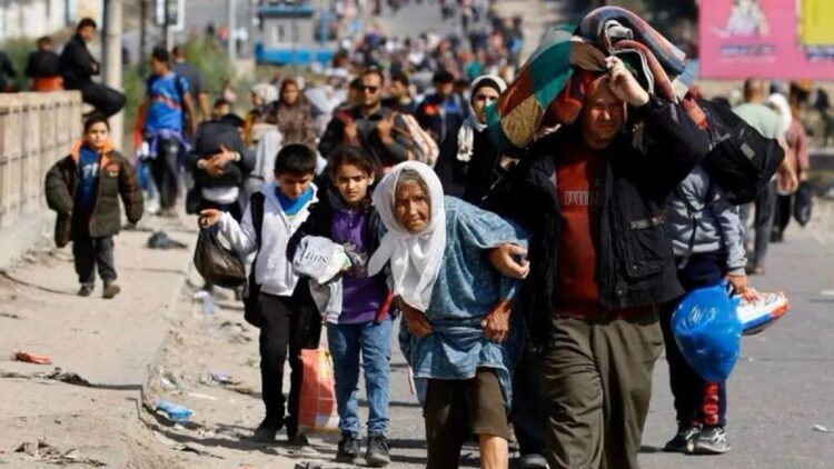 WHO Serukan Gencatan Senjata Israel-Palestina 1 Warga Palestina yang mengungsi dari Gaza utara berjalan kaki ke selatan ketika tank-tank Israel merangsek lebih jauh ke wilayah kantung tersebut, di tengah perang antara Israel dan kelompok perlawanan Hamas, di Jalur Gaza tengah, Jumat (10/11/2023). ANTARA/REUTERS/Ibraheem Abu Mustafa/as/am.