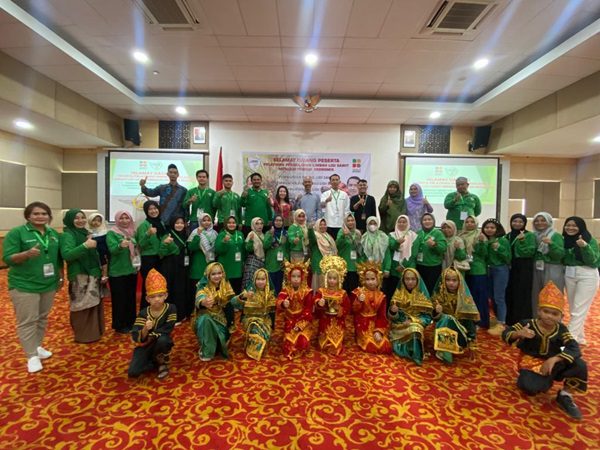 Pelatihan Pengolahan Lidi Sawit Ditutup, Peserta Antusias 1 Penutupan peserta pelatihan lidi sawit di Padang. (Foto: Dok. Samade Sumbar)