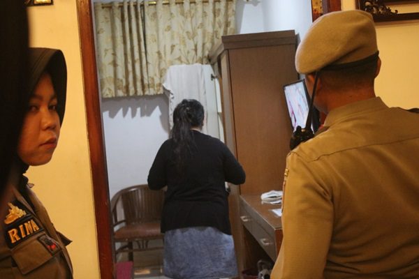 Kedapatan Indehoi di Kamar, Pasangan Kekasih di Padang Ini Diamankan 1 Petugas mengamankan sepasang kekasih yang kedapatan berduaan di dalam kamar tanpa ikatan pernikahan di sebuah penginapan Kota Padang pada Rabu (22/11/2023) malam. (Foto: Dok. Satpol PP Padang)