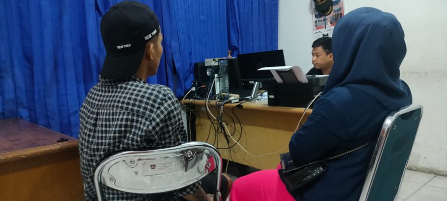 Pasangan muda-mudi ini diamankan Satpol PP Kota Padang pada Senin (27/11/2023) malam. (Foto: Dok. Satpol PP Padang)
